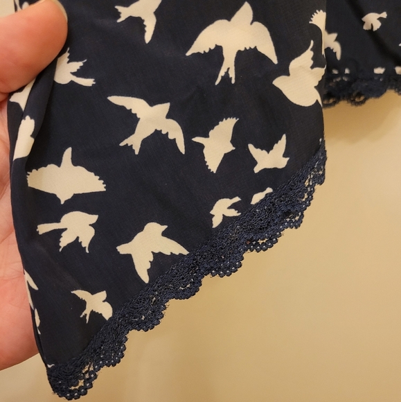 Vanity Blue Cream Lace Bird Dove Flutter Camisole Size Medium - Picture 3 of 12